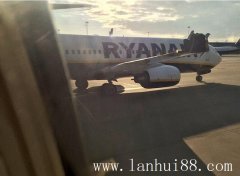 英國波音客機在機場發生碰撞(電動餐桌攝）