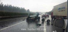 600萬超級跑車高速公路發生車禍