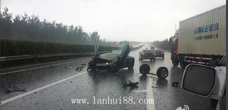 豪華跑車事故現場 1