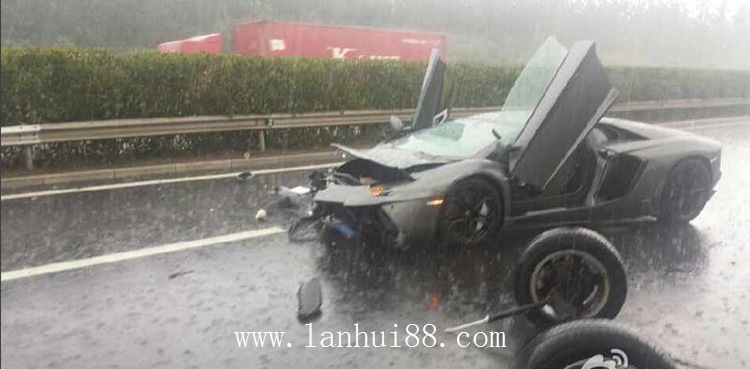 豪華跑車事故現場 2