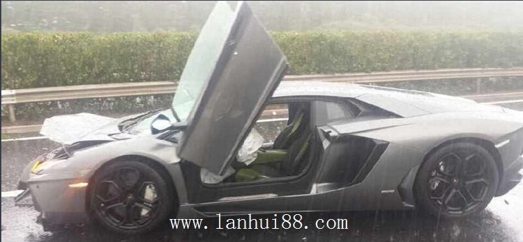 豪華跑車事故現場 3